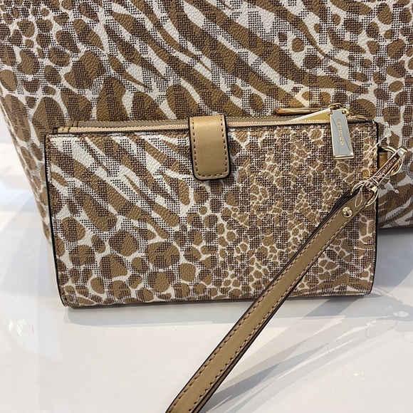 MICHAEL KORS LARGE DOUBLE ZIP WRISTLET WALLET PHONE CASE CLUTCH 
Camel Multi - Picture 6 of 16